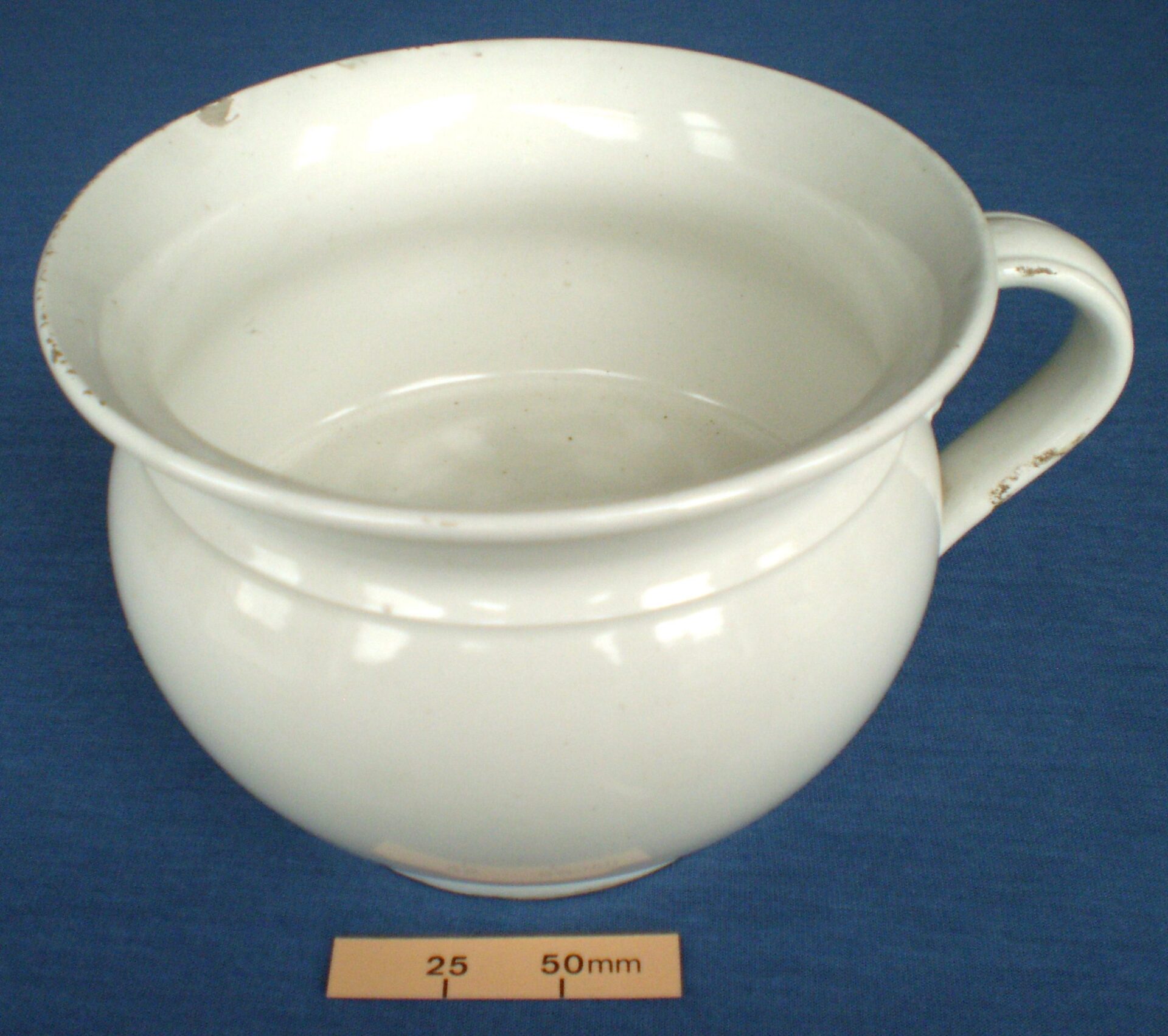 Joke chamber pot which plays a tune