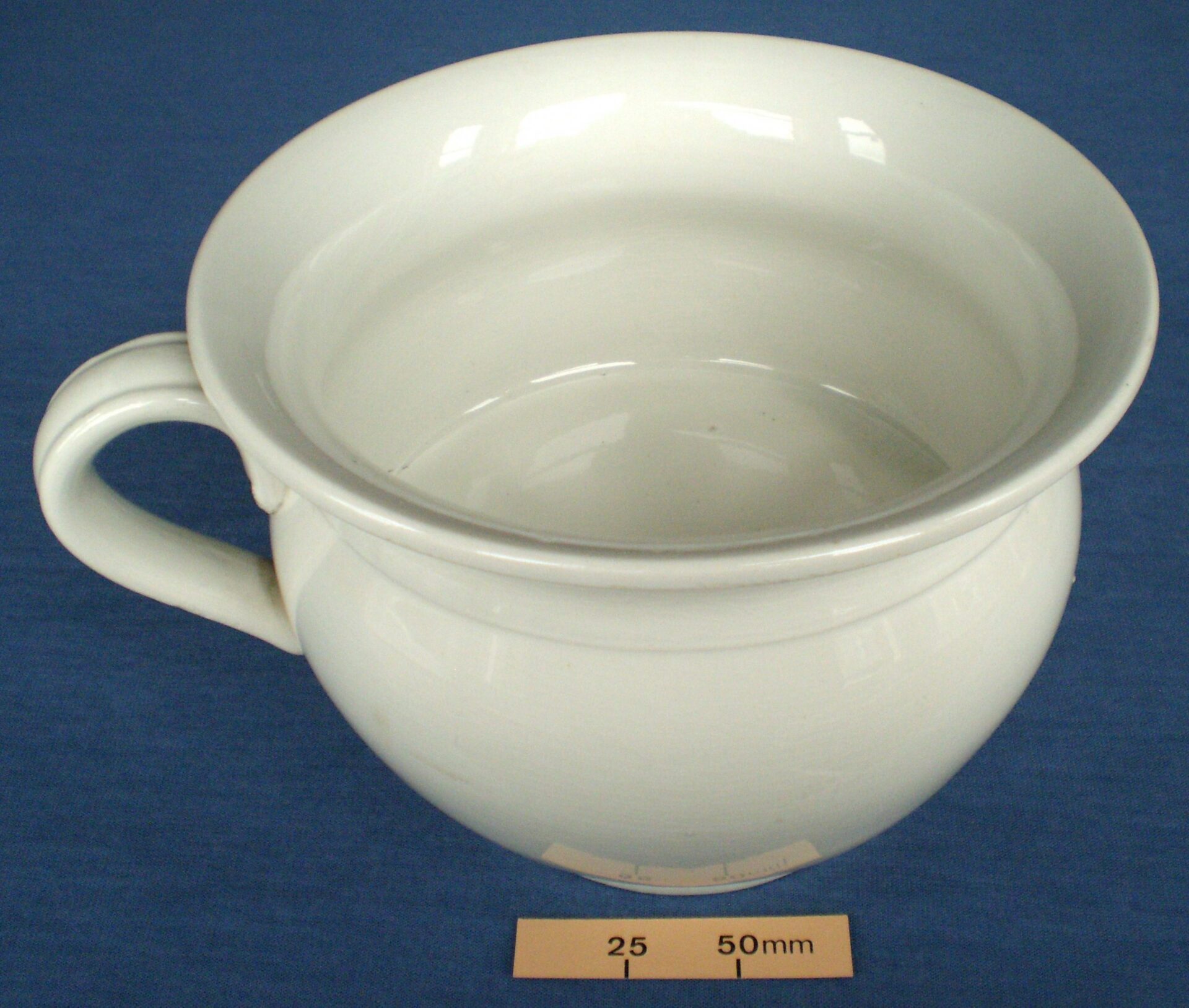Joke chamber pot which rings a bell