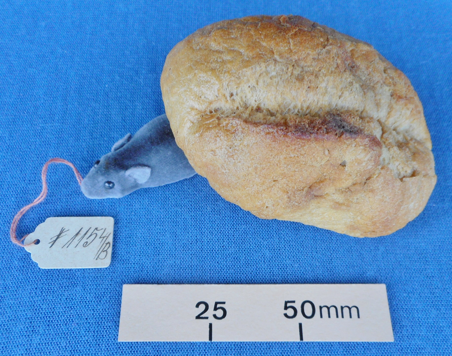 Bread roll with velvet mouse (Brötchen mit Samtmaus) joke