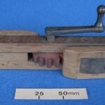 Wooden loud clacking noise maker