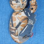 Climbing cat novelty