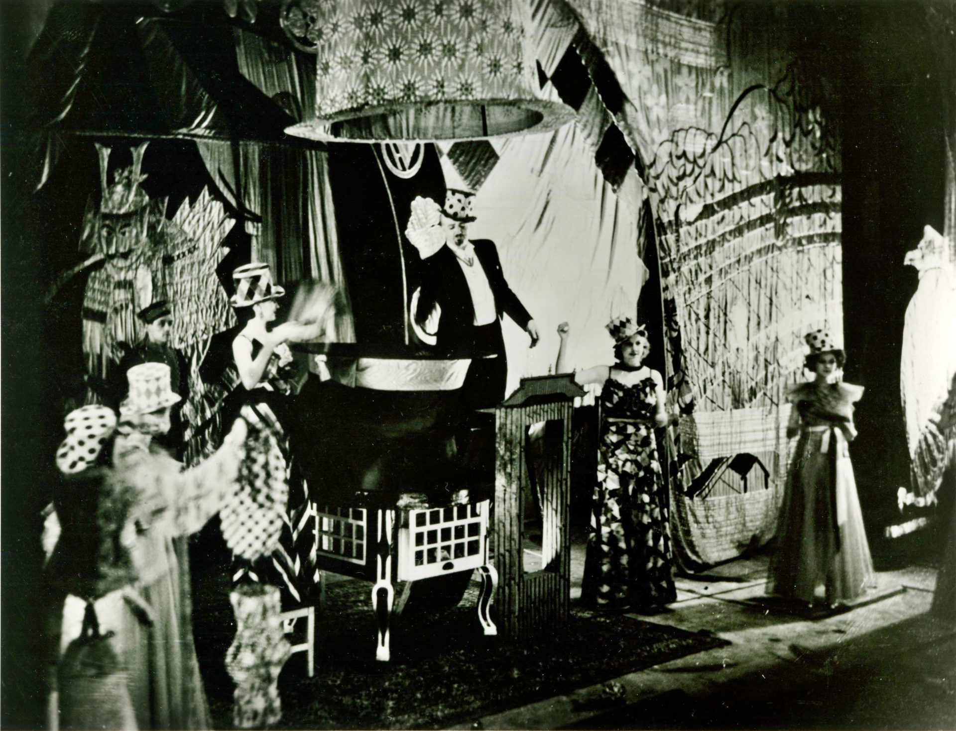 Photograph of Dante’s illusion ‘Everything Out of the Hat’